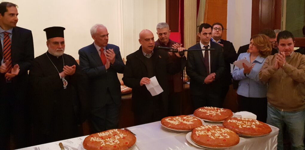 Ο Μ. Γκρουνστέιν διαβάζει το χαιρετισμό του Χρ. Καβαλή στην από κοινού κοπή της βασιλόπιτας 12 σωματείων της & Ε.Κ.Κ (Video)