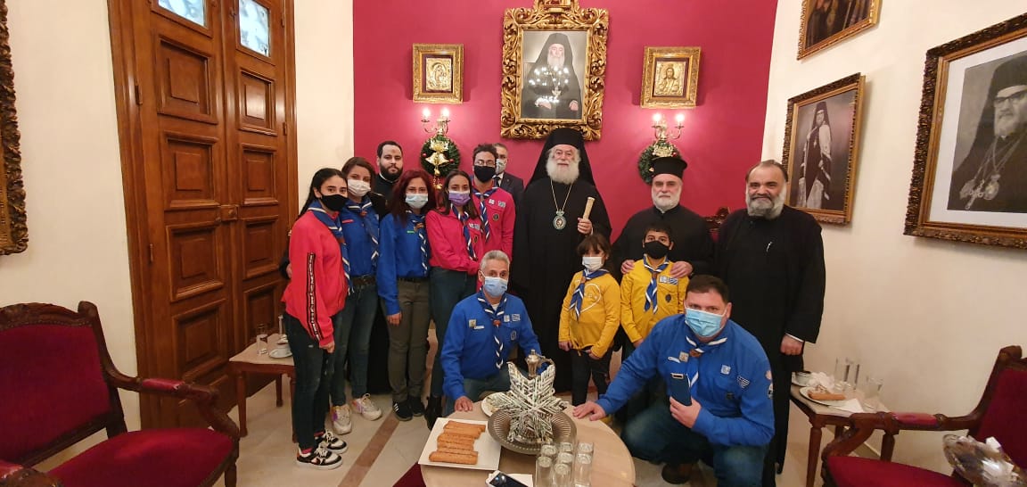 Παραμονή Χριστουγέννων με τον Πατριάρχη Θεόδωρο – Άκουσε τα κάλαντα από τους Προσκόπους & επισκέφθηκε το Ελληνικό γηροκομείο (Video / Photos)