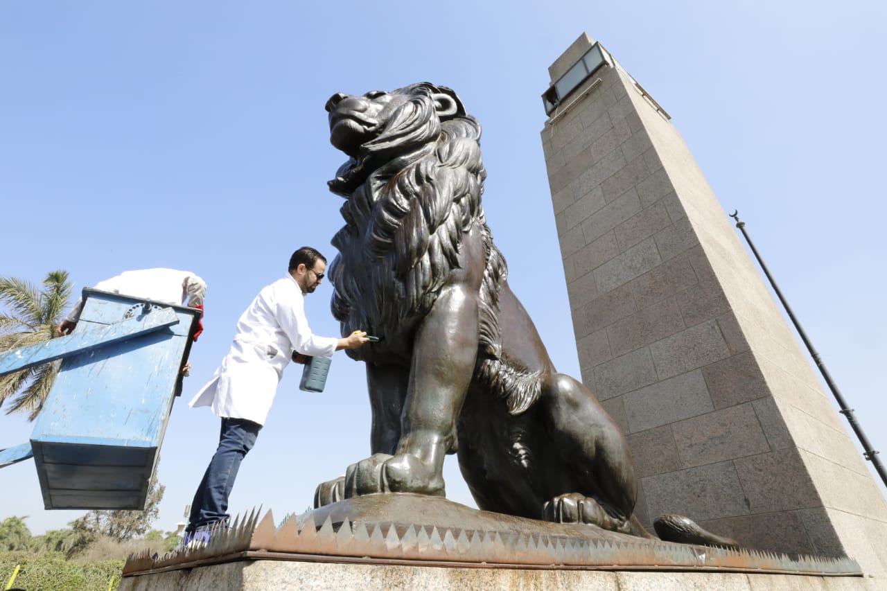 Καθαρίζονται τα αγάλματα στις δημόσιες πλατείες ανάμεσά τους τα λιοντάρια του Κασρ αλ Νιλ και του Σιμόν Ντε Μπολιβάρ (Photos)