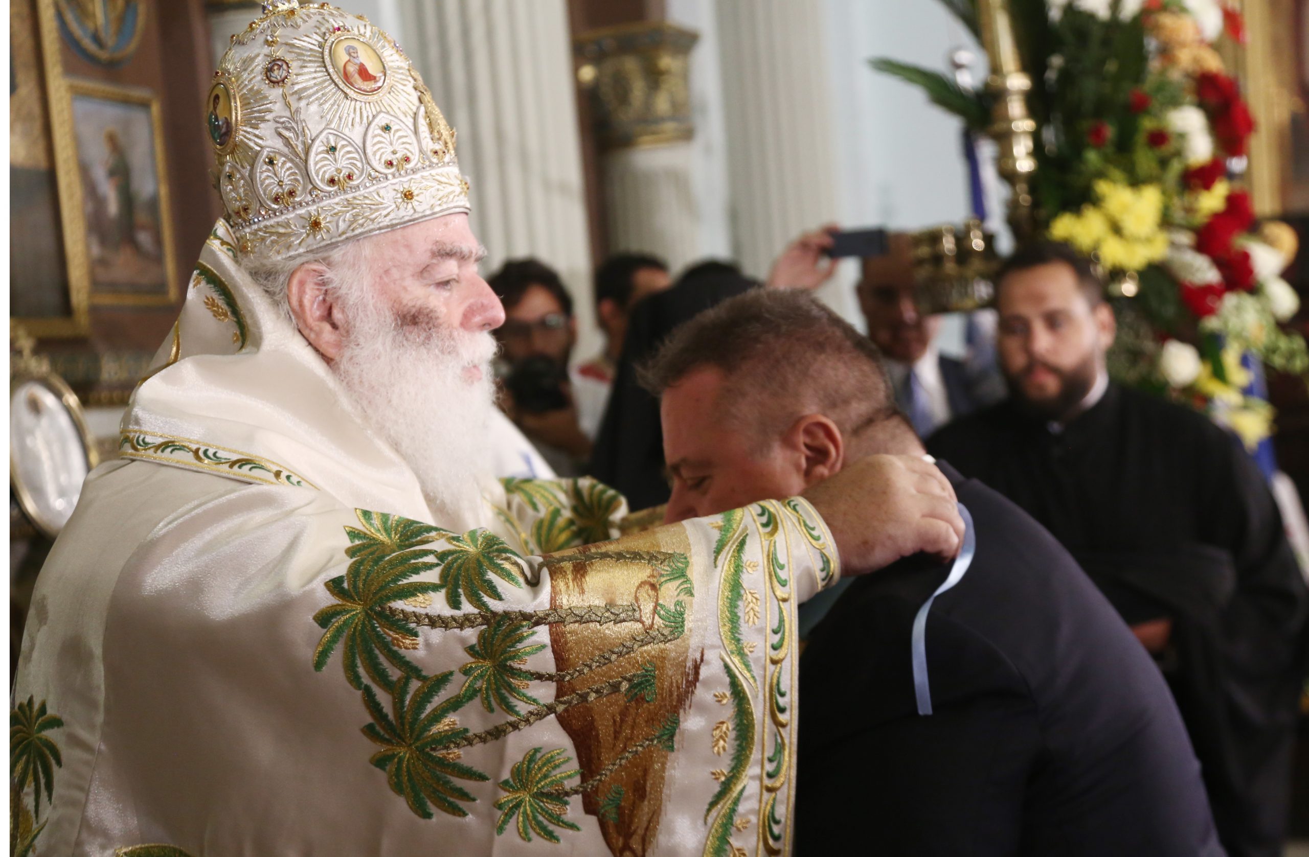 Η απονομή του Ανώτερου Ταξιάρχη του Αποστόλου και Ευαγγελιστή Μάρκου στον Χρήστο Καβαλή από τον Πατριάρχη Θεόδωρο (Video)